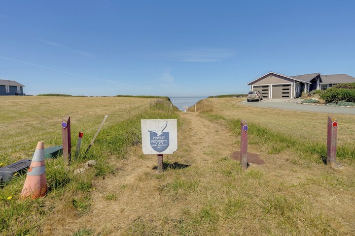 Stunning Home in Coupeville w / Deck + Beach Access