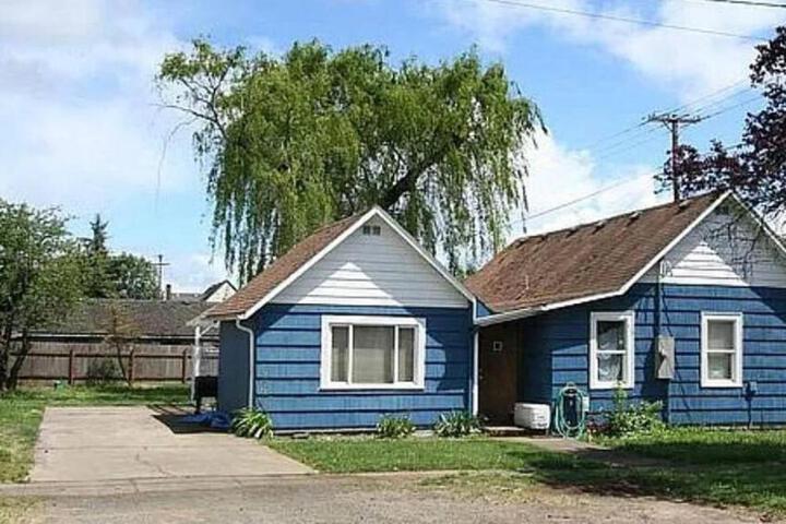 Main St. New with AC Monthly stays Charming Cottage KING BED