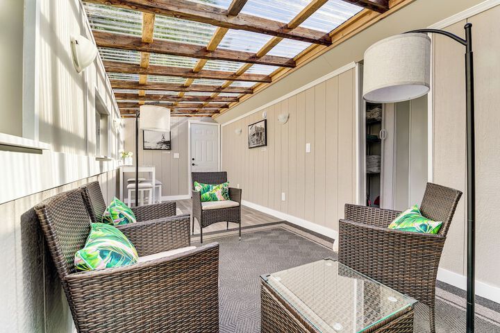 Charming Updated Retreat Walk to Lake Stevens!