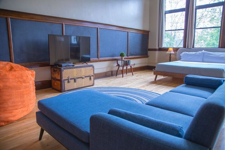 Room 32 of 185