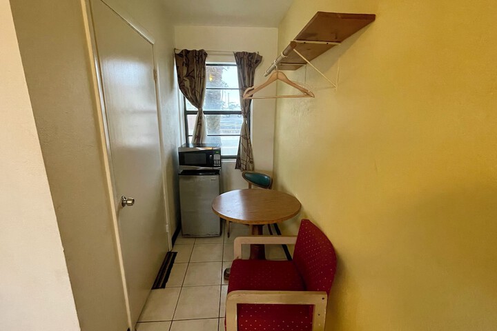 Room 25 of 28