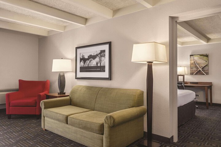 Country Inn & Suites by Radisson Woodbury, MN