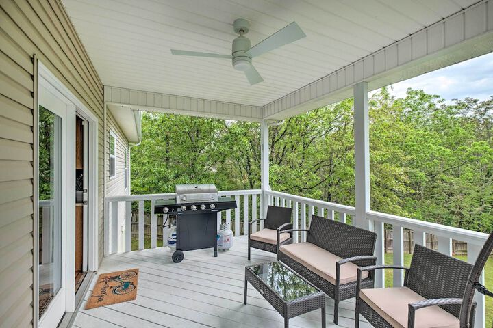 Bella Vista Home w / Yard: Half Mile to Trails!