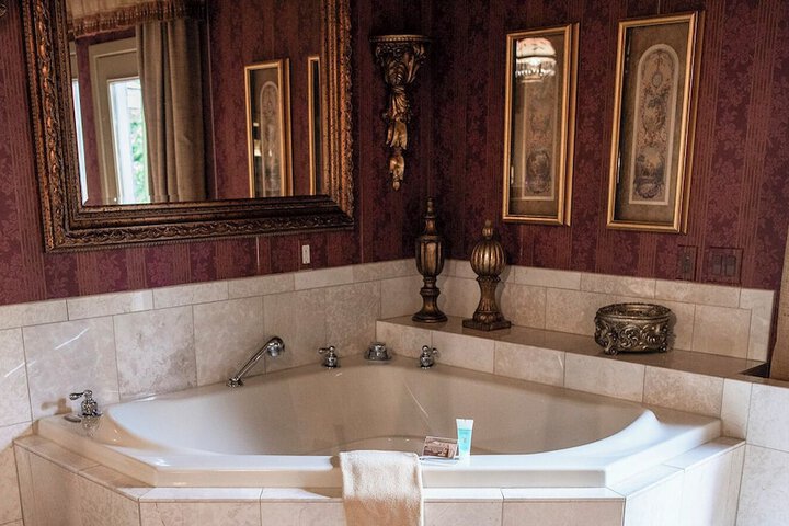 Twin Pine Manor Bed & Breakfast