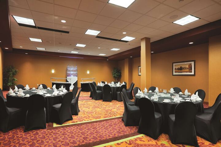 Embassy Suites by Hilton E Peoria Riverfront Conf Center