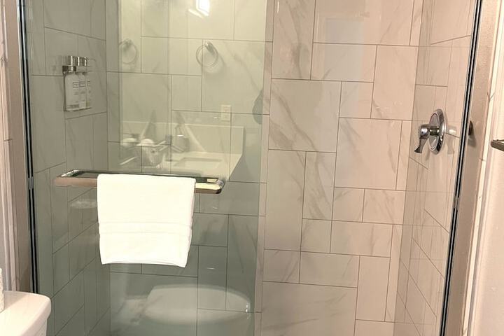 Tides Inn & Suites