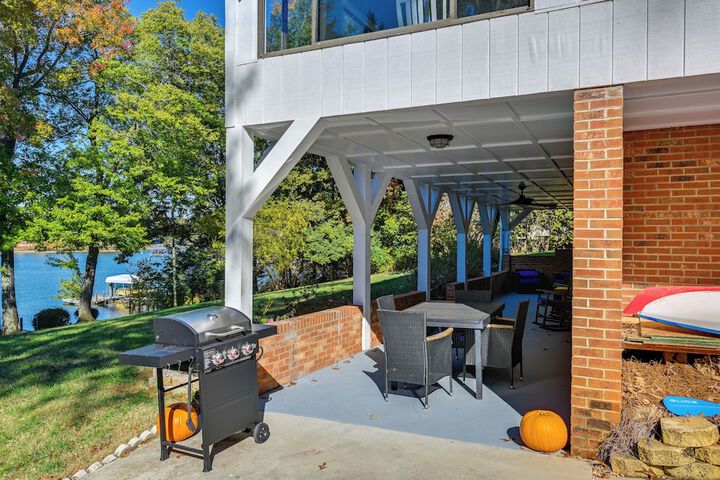Spacious Lake Norman Retreat w / Boat Ramp!