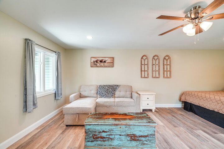 Studio Stay w / Deck in Missouri Wine Country