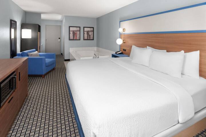 AmericInn by Wyndham Reedsburg