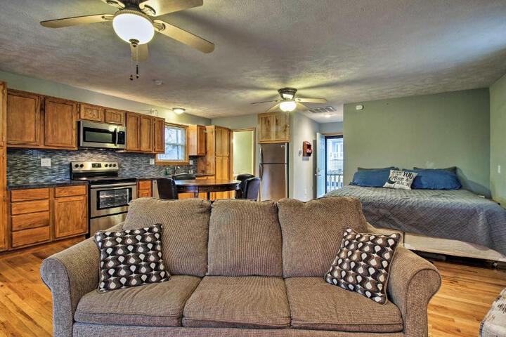 Stockton Lake Escape w / Kitchen Half Mile to Lake