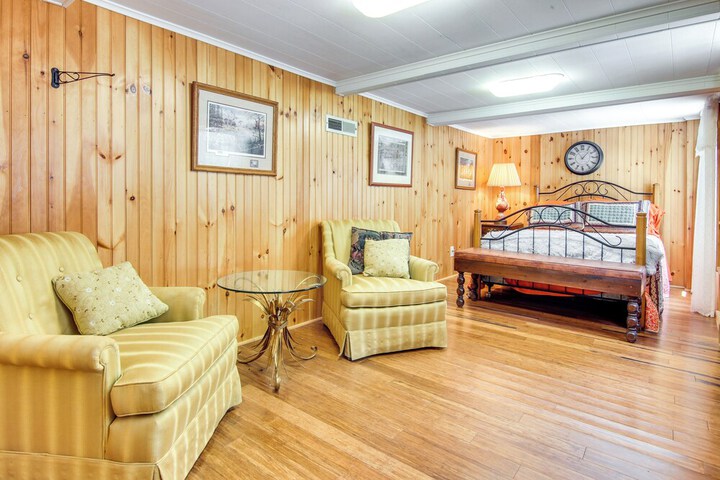 Hot Tub & Boat Dock: Lovely Lake Lure Retreat