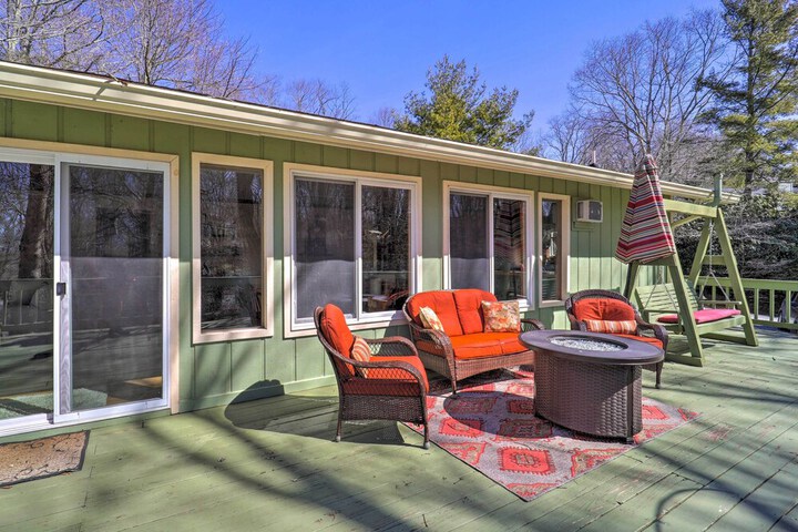 Pool & Lake Access: Idyllic Cottage in Newland