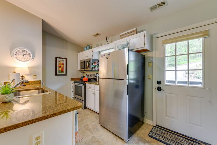 Bright Franklin Villa: Fireplace Golf Course View