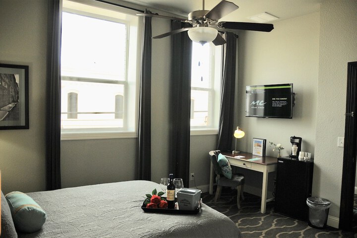Room 11 of 32