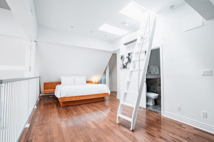 Room 33 of 64