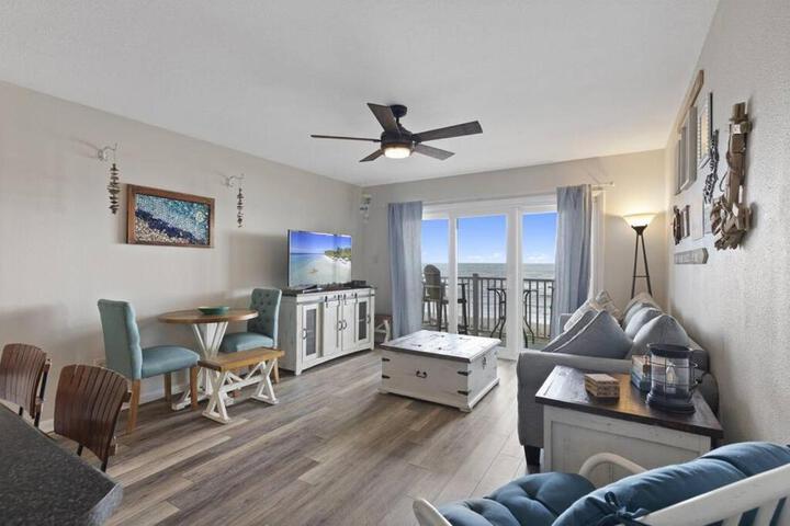 Gorgeous views Oceanfront, Pool,The Driftwood!