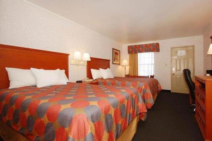 Super 8 by Wyndham Cave City