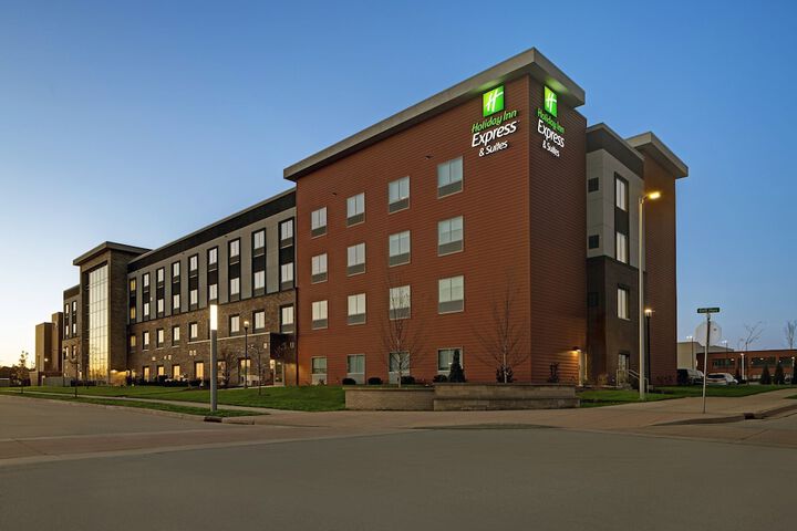 Holiday Inn Express & Suites Milwaukee - Brookfield by IHG