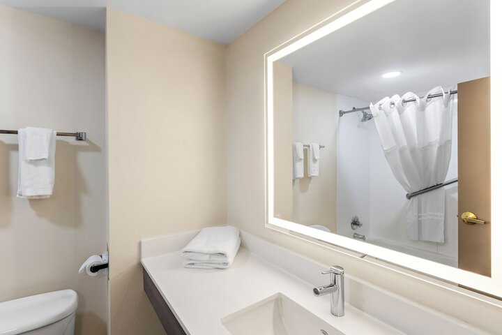 Holiday Inn Express Suites Charleston by IHG