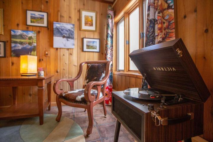 Lake Cabin w / King Bed Foodie Kitchen, & Views