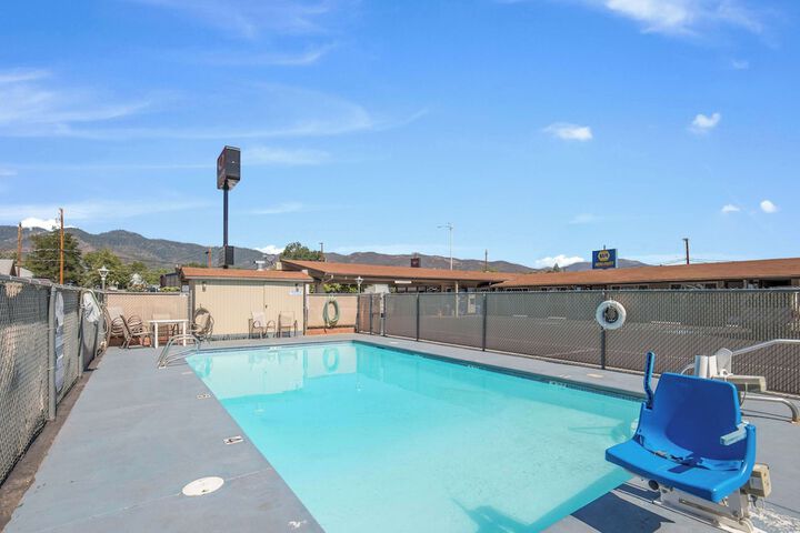 Econo Lodge Inn & Suites Yreka