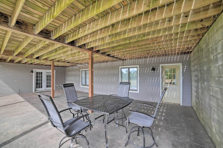 Near Boat Launch: Pet-friendly Grass Lake Getaway