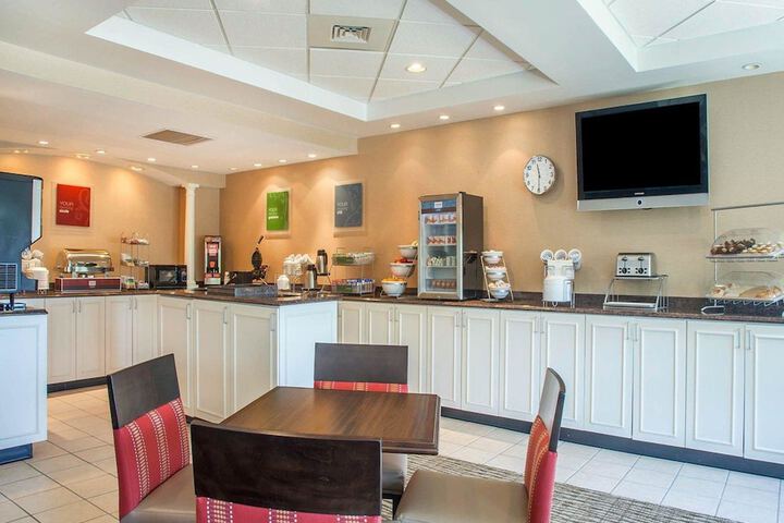 Comfort Suites West Warwick - Providence