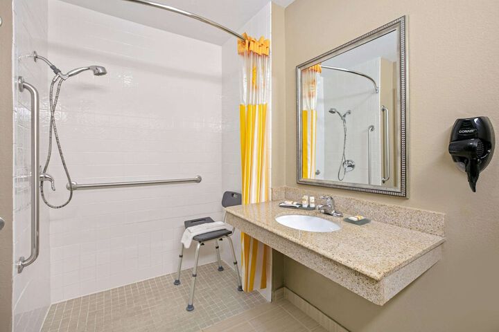 Room 10 of 28