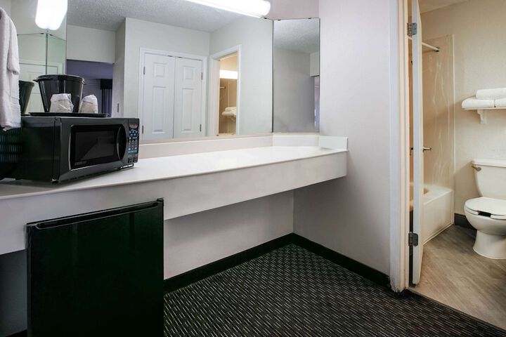 Room 48 of 102