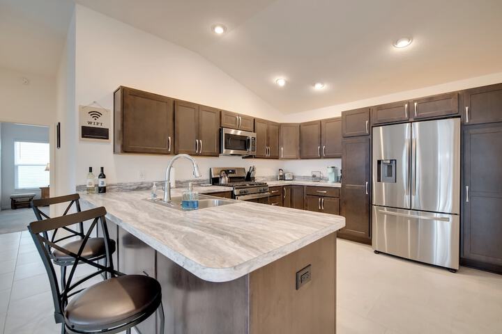 Sun-soaked Retreat in The Villages w / Grill!