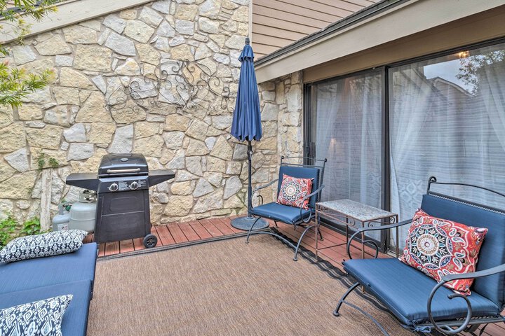 Horseshoe Bay Townhome w / Patio & Outdoor Pool!