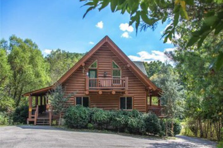 Longwalker Lodge 3 Bedrooms, Hot Tub, Game Room, Sleeps 9