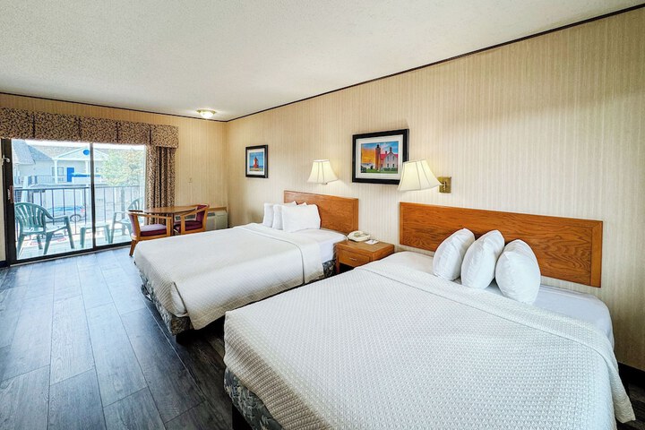 Days Inn by Wyndham Mackinaw City - Lakeview