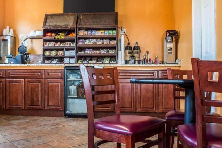 Econo Lodge Inn & Suites North Syracuse Airport