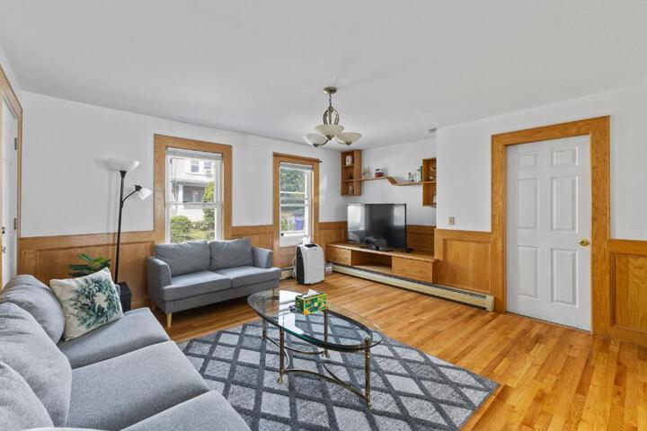 17-19Cozy & Spacious 6BR home in Malden with window AC and free parking