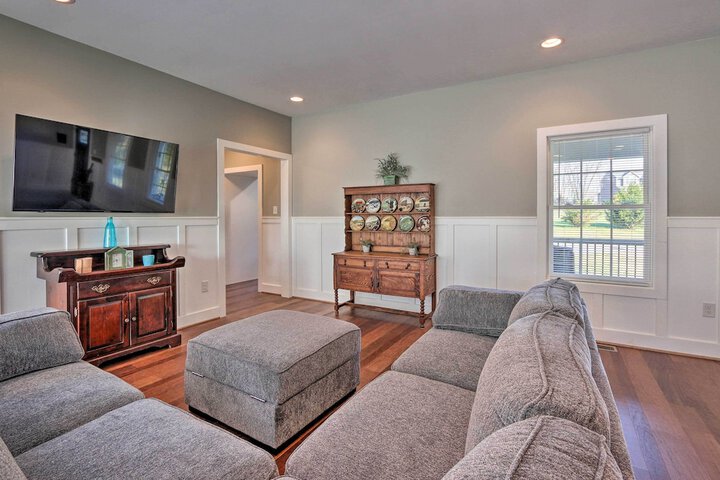Morrisonville Manor w / Fire Pit & Hot Tub!