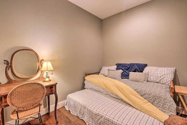 Morrisonville Manor w / Fire Pit & Hot Tub!