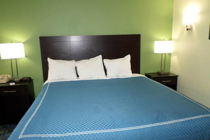 Travelodge by Wyndham Cleveland Lakewood