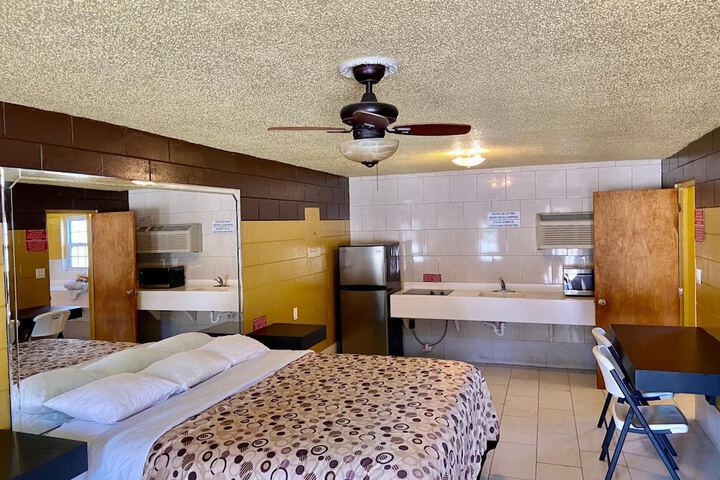 Room 17 of 28