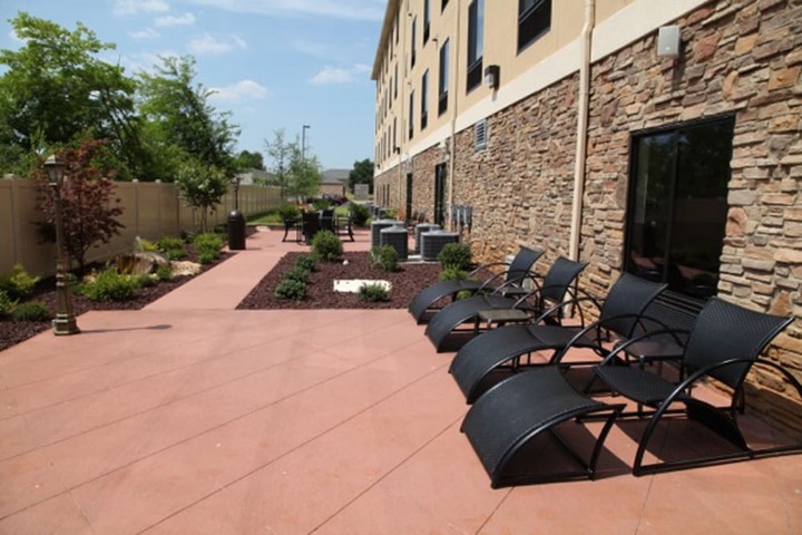 Holiday Inn Express & Suites Huntsville Airport by IHG