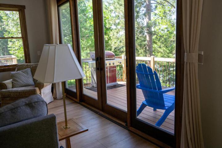 Lakefront Home 4 Bedroom 4 Bath Sleeps 12