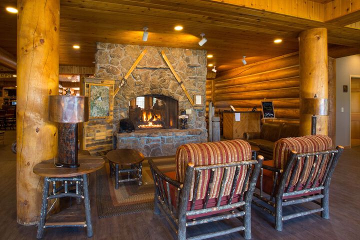 Headwaters Lodge & Cabins at Flagg Ranch