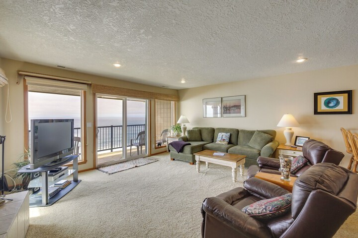 Lincoln Beach Condo w / Balcony + Ocean Views!