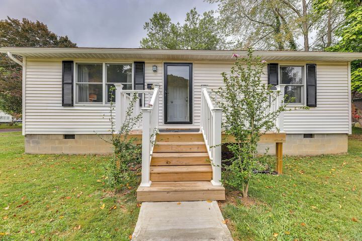 Greenbrier River Retreat w / Deck - Steps to Trail!