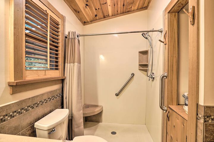 Fletcher Cabin: Wraparound Deck & Pond Access