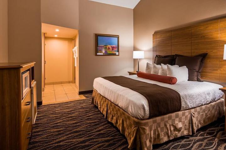 Best Western Plus Saddleback Inn & Conference Center