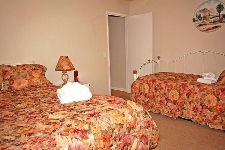 Room 5 of 12