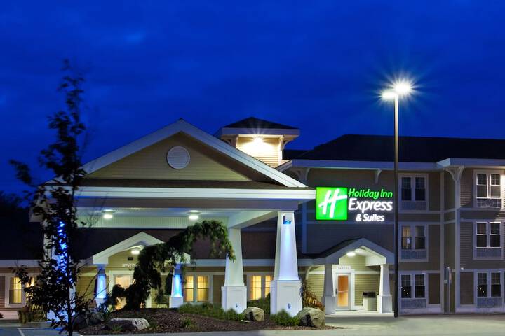 Holiday Inn Express Hotel & Suites Iron Mountain by IHG