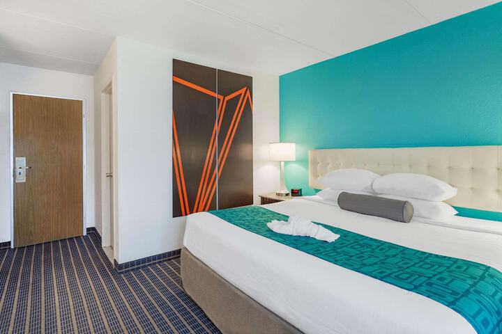 Room 10 of 34