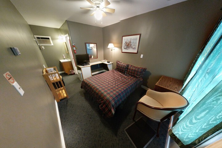 Room 32 of 40